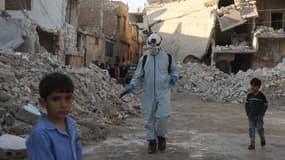 Un membre des casques blancs dans la ville rebelle d'Atareb, dans la province d'Alep, le 7 mai 2020.