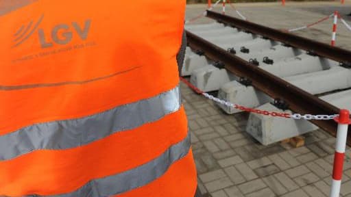 Un homme travaille sur la ligne TGV près de Kénitra au Maroc le 6 décembre 2012