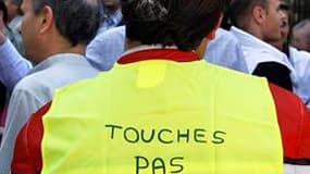 Manifestation contre les nouvelles mesures de sécurité routière à Paris. Selon le ministre de l'Intérieur Claude Guéant, le gouvernement ne renoncera pas à sa décision de retirer les panneaux routiers signalant la présence de radars, alors que des députés