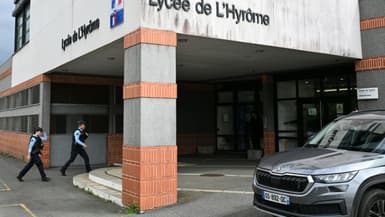 Des gendarmes devant le lycée de l'Hyrome à Chemille-en-Anjou, à environ 70 km de Nantes, dans le Maine-et-Loire, le 27 mai 2024