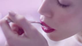 Une femme qui mange un yaourt dans une publicité pour Taillefine.