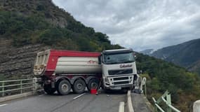Un camion s'est retrouvé en portefeuille après avoir percuté une barrière à hauteur de La Bréole (Alpes-de-Haute-Provence), dans l'après-midi de ce lundi 7 octobre.