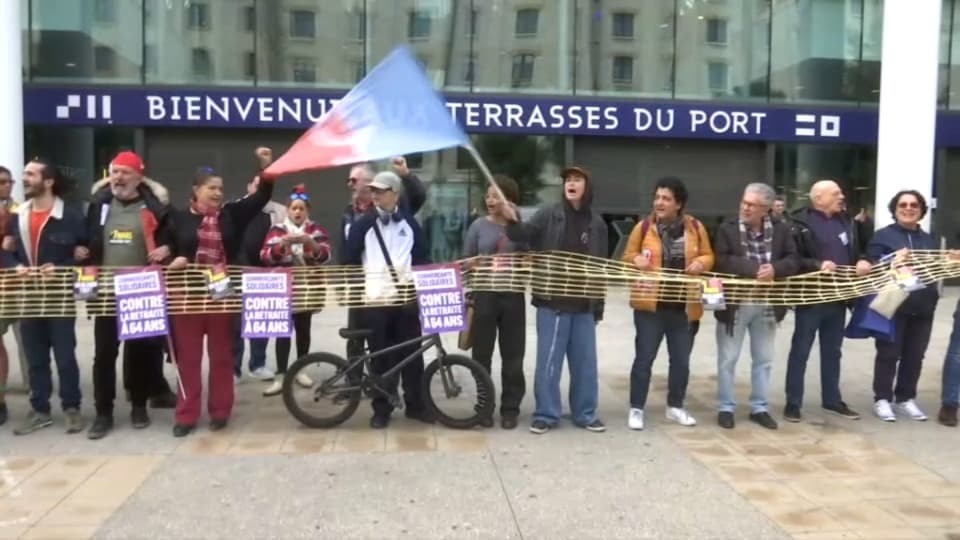 Des manifestants LFI bloquent l'entrée des Terrasses du Port.