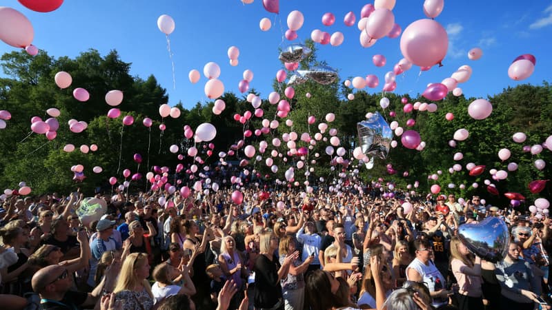 Un lâché de ballons à Royton, dans le Grand Manchester, en hommage aux victimes de l'attentat de Manchester le 26 mai 2017