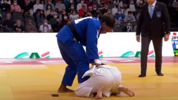 Priscilla Gneto et son portable sur le tatami 