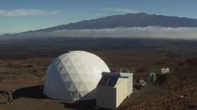 Six chercheurs viennent de passer les quatre derniers mois sous un dôme situé sur le versant stérile d'un volcan à Hawaï.