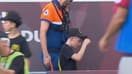 Un ramasseur de balle évacué après le jet d'un pétard lors de Metz-Auxerre, le 17 août 2025