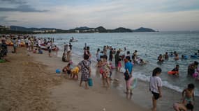 Des plaisanciers sur l'île d'Hainan, le 18 juillet 2021.