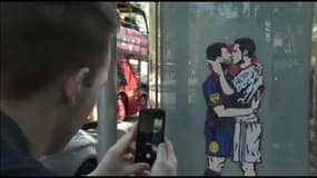Dans les rues de Barcelone, un graffiti montre Messi et Ronaldo s'embrassant fougueusement