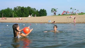 Des enfants se baignent au plan d'eau des Ozières, dans l'Yzeure.