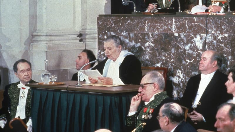 Marguerite Yourcenar fait son entrée à l'Académie française en 1981.