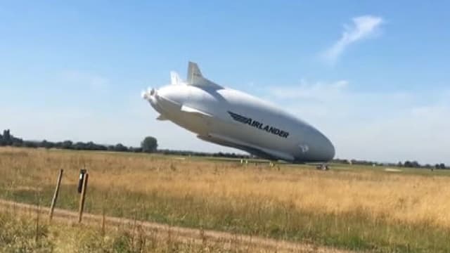 Le plus gros aéronef du monde manque totalement son atterrissage en Angleterre.