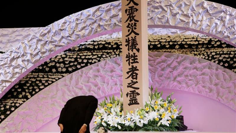 Le Premier ministre japonais Shinzo Abe devant l'autel en hommage aux victimes du tremblement de terre et du tsunami qui a ravagé le nord-est du pays le 11 mars 2011. Shinzo Abe a promis lundi d'accélérer la reconstruction dans la région de Fukushima, thé