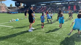 Les All Blacks se sont entraînés publiquement au Matmut Stadium, à Gerland, avec la participation d'enfants issus de centre de loisirs et des clubs de rugby.