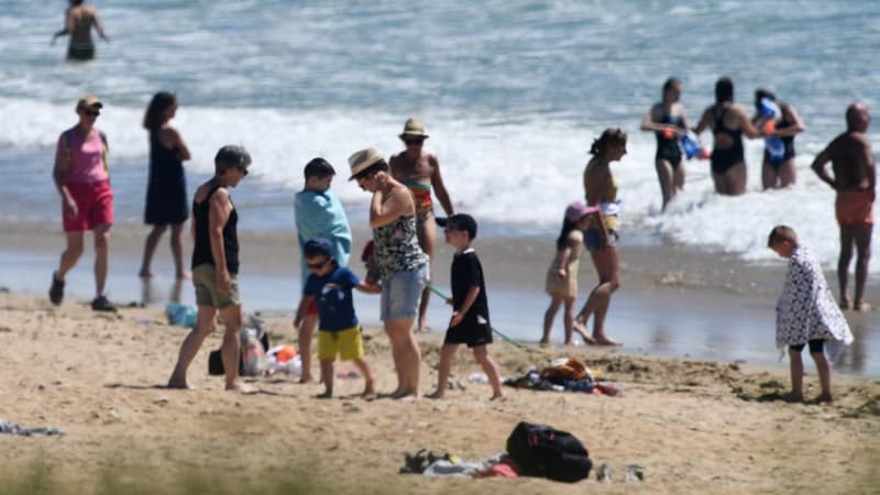 Des gens rassemblés sur la plage d'Erdeven dans le Morbihan, ce mercredi 20 mai 2020.