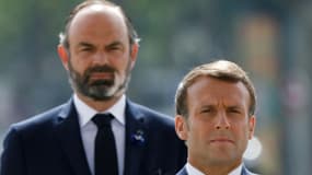 Le président Emmanuel Macron (devant) et son Premier ministre Edouard Philippe, lors des cérémonies marquant la fin de la seconde guerre mondiale,  le 8 mai 2020 à Paris