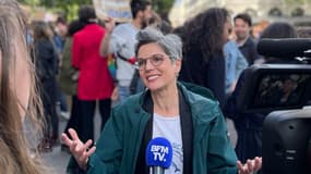 Sandrine Rousseau à Paris lors d'une manifestation pour protester contre le maintien de Damien Abad au gouvernement le 25 mai 2022 à Paris (capture compte Twitter de Sandrine Rousseau)