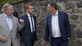 Emmanuel Macron marche avec le sénateur du Cantal Jacques Mézard, membre du Parti Radical de Gauche (PRG), qui l'a parrainé (à gauche).