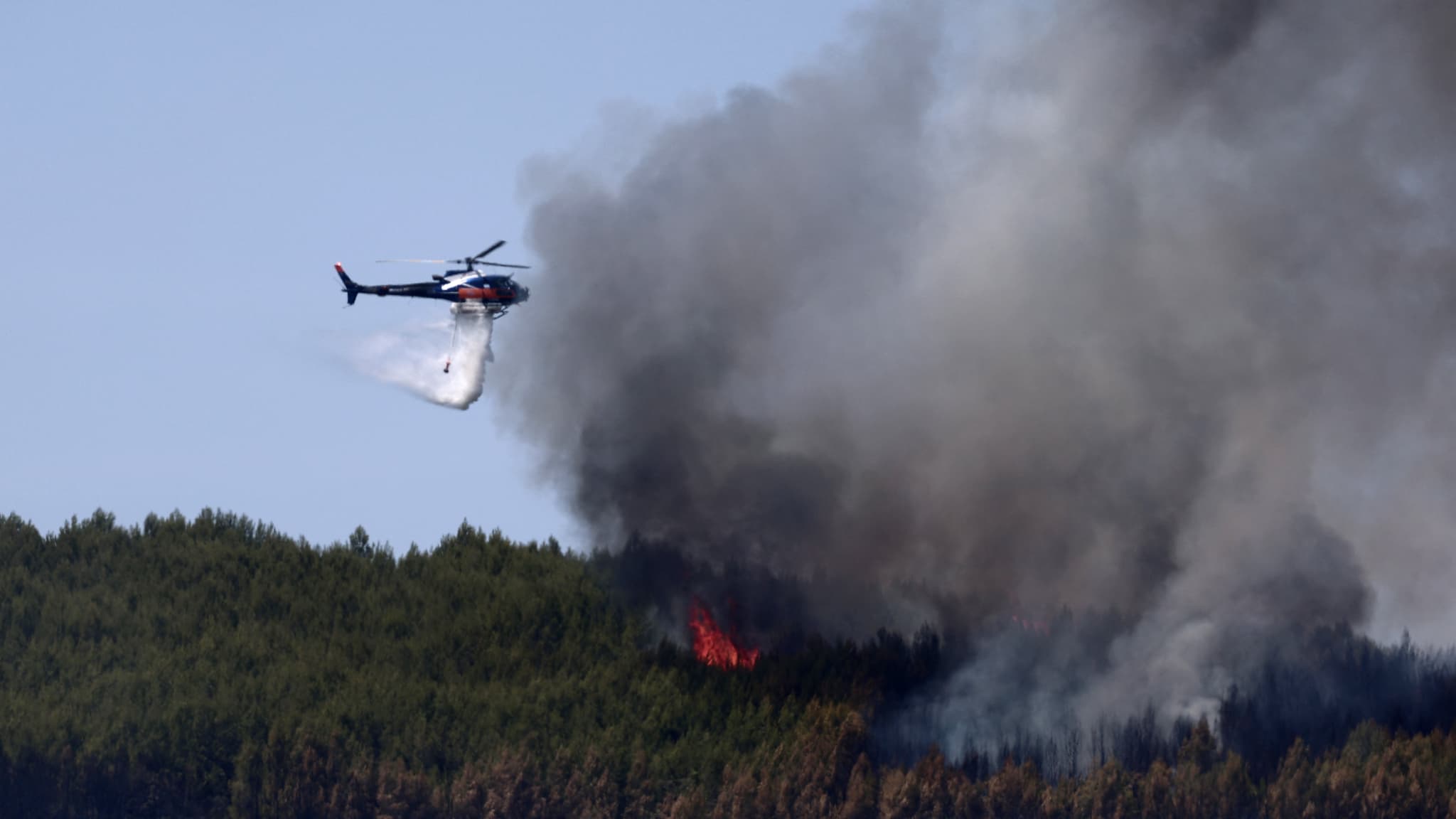 Incendie dans le Var: "le feu toujours actif", plus de 2.500 hectares parcourus par les flammes