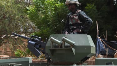 Un militaire devant le palais des Congrès de Niamey au Niger, le 7 juillet dernier.