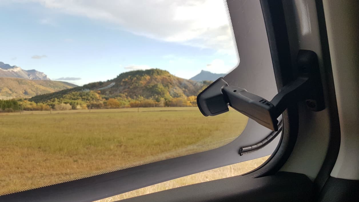 Pour profiter d'un peu d'air, le passager à l'arrière doit plutôt demander l'ouverture des vitres avant. Pour profiter d'un peu d'air, le passager à l'arrière doit plutôt demander l'ouverture des vitres avant.