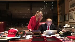 Donald Trump devant un MacBook.