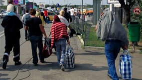 Une famille de Roms de retour en Roumanie après leur reconduite dans leur pays d'origine depuis la France. Selon un sondage CSA pour La Croix, les catholiques français sont majoritairement favorables (à 55%) à la reconduite dans leur pays des membres de c