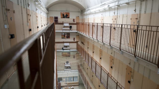 Des coursives de la maison d'arrêt de Fresnes, dans le Val-de-Marne, dans l'aile réservée aux hommes, en 2011.