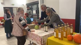 L'épicerie participative "La Bréziérette", installée dans la salle des fêtes de Bréziers (Hautes-Alpes), en janvier 2025.