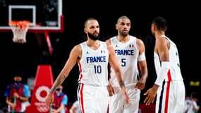 Evan Fournier avec Nicolas Batum pendant les JO de Tokyo