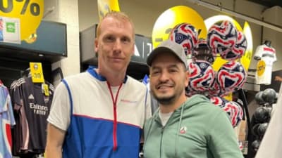 This customer of an Intersport store poses with Jérémy Mathieu.