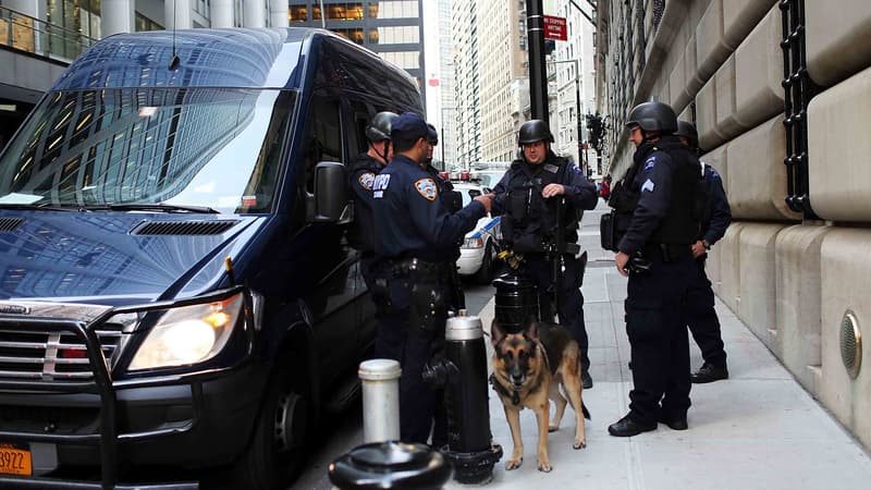 Policiers devant la Réserve fédérale américaine à New York.
