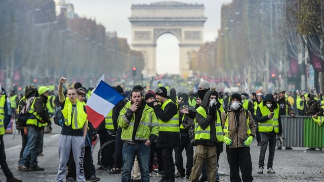 Les gilets jaunes réunis sur les Champs-Elysées le 24 novembre