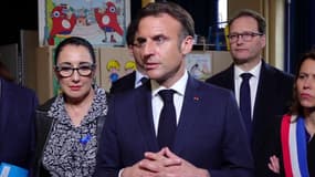 Le président de la République Emmanuel Macron le 5 avril 2024 à l'école élémentaire Blanche à Paris. 