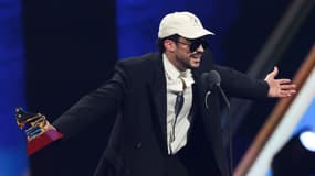 Le chanteur portoricain Bad Bunny reçoit le prix de l'album de l'année pour "DeBI TIRAR MaS FOToS" lors de la 26e cérémonie des Grammy Latino à Las Vegas, dans le Nevada, le 13 novembre 2025. 