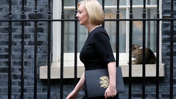 Le Premier ministre britannique, Liz Truss, quitte le 10 Downing Street, dans le centre de Londres, le 9 septembre 2022.

