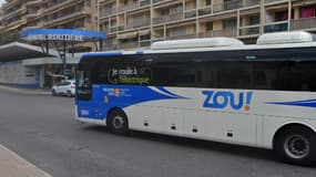 Un bus à la gare routière de Menton.