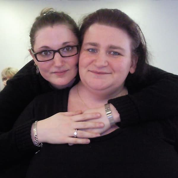 À gauche, la victime Ghylaine Bouchait, à droite, sa soeur Sandrine Bouchait. À gauche, la victime Ghylaine Bouchait, à droite, sa soeur Sandrine Bouchait.