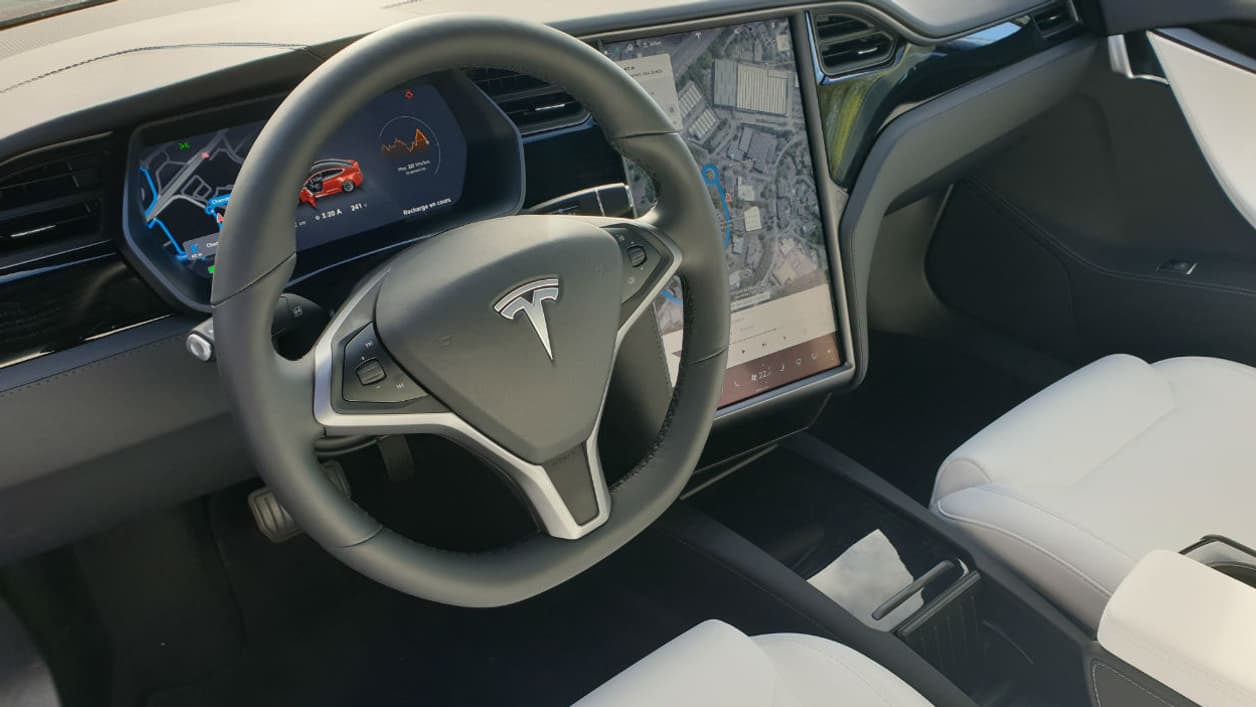 L'intérieur de la Tesla Model S Noir et blanc, finition en bois imitation frêne