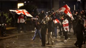 Des manifestants affrontent la police anti-émeute lors d'un rassemblement de l'opposition le jour des élections locales dans le centre de Tbilissi, le 4 octobre 2025