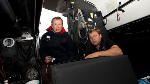 Le docteur Jean-Yves Chauve profite des dernières heures pour rencontrer les marins, ici le Britannique Alex Thomson
