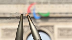 La flamme olympique sur les Champs-Élysées le 15 juillet 2024.