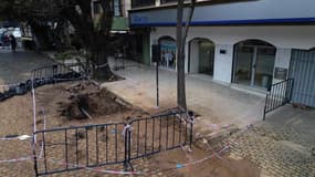 Une photo d'un trou devant la banque Macro à San Isidro le jeudi 8 août 2024.