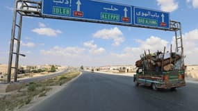 Des habitants de la province d'Idleb fuient vers la frontière turque le 10 septembre 2018