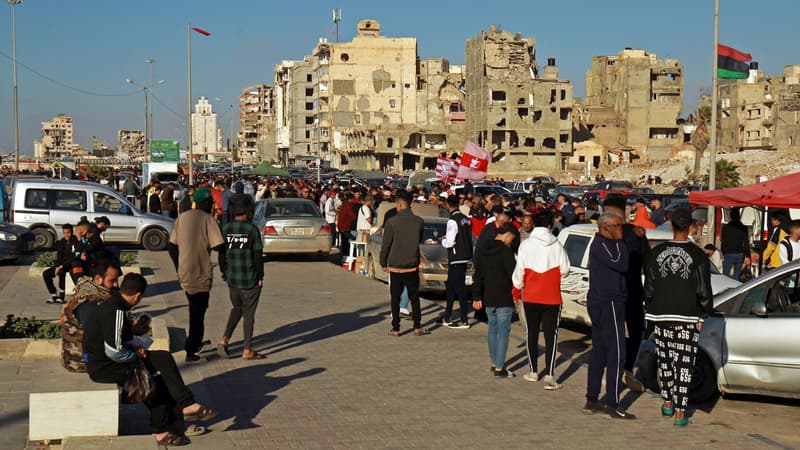 Des personnes se rassemblent le long de la promenade du front de mer à Benghazi, deuxième ville de Libye, le 26 mars 2023. (photo d'illustration)