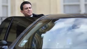 Manuel Valls rentre dans sa voiture dans la cour de l'Elysée, le 7 décembre 2015.
