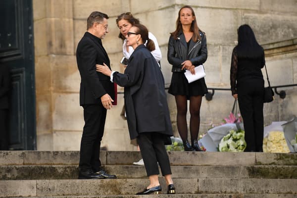 Carole Bouquet arrive aux obsèques de Jane Birkin, le 24 juillet 2023 à l'église Saint-Roch (Paris Ier)