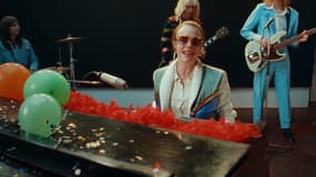 Cara Delevingne grimée en Elton John pour le nouveau clip de "Step Into Christmas"