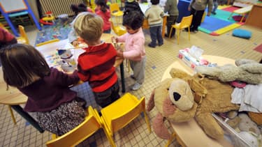 Des enfants d'une classe maternelle effectuent des activités ludiques sous la surveillance d'une enseignante, le 28 novembre 2008. (Photo d'illustration)