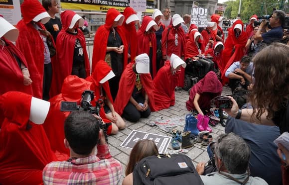 La servante écarlate reflet des religions aux USA Women-dressed-as-characters-from-the-novel-turned-TV-series-The-Handmaids-Tale-protest-in-front-of-the-Alexander-Hamilton-Customs-House-on-July-31-2018-in-New-York-where-US-Vice-President-Mike-Pence-was-speaking-at-a-Department-of-Homeland-Security-conference-The-demonstrators-were-protesting-the-immigration-and-religious-policies-of-the-administration-of-US-President-Donald-Trump-TIMOTHY-A-CLARY-AFP-159905